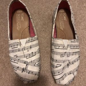 Toms Classic Music Note Printed Slip Ons